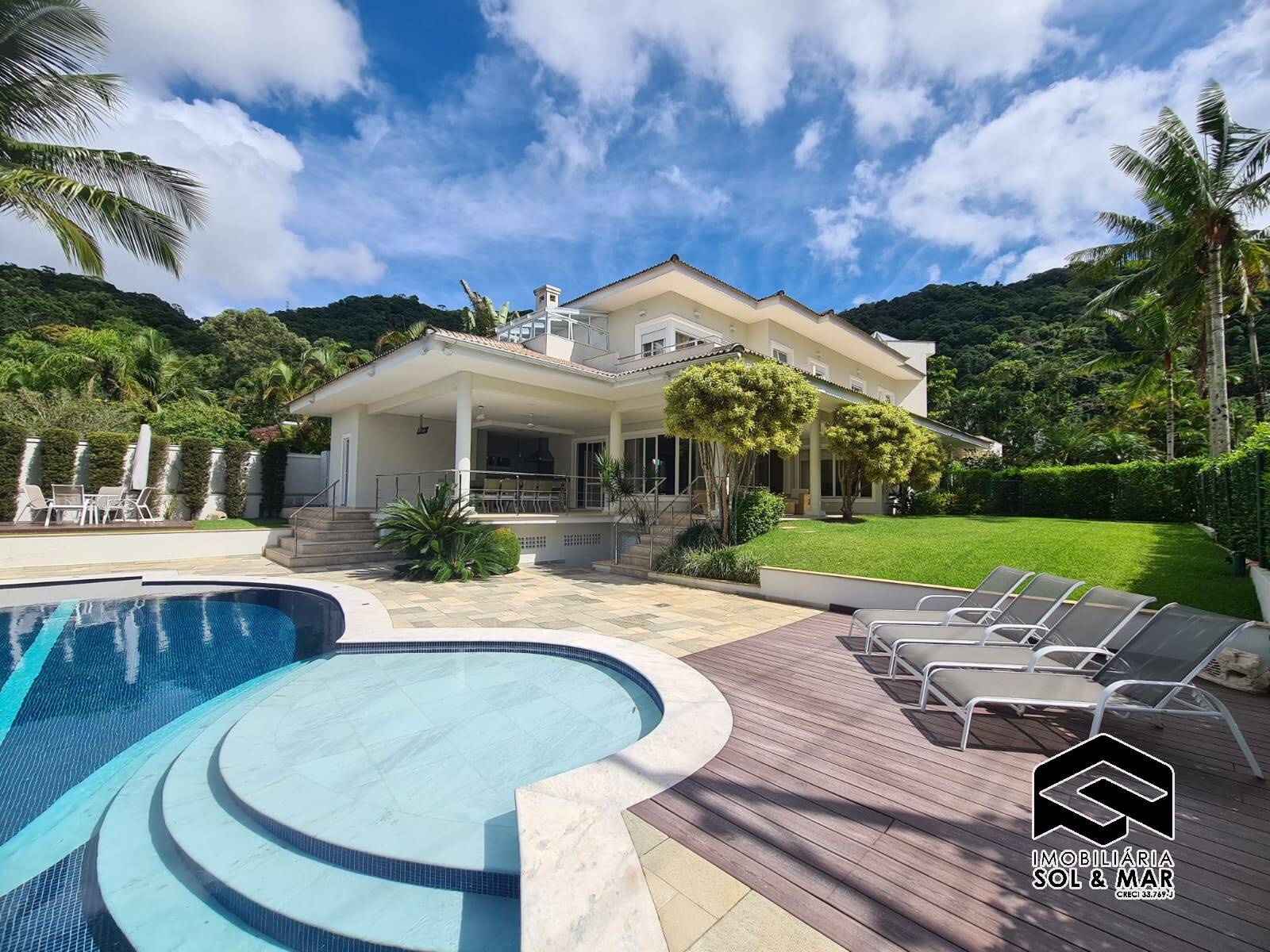 Casa de Condomínio para alugar com 5 quartos, 650m² - Foto 1