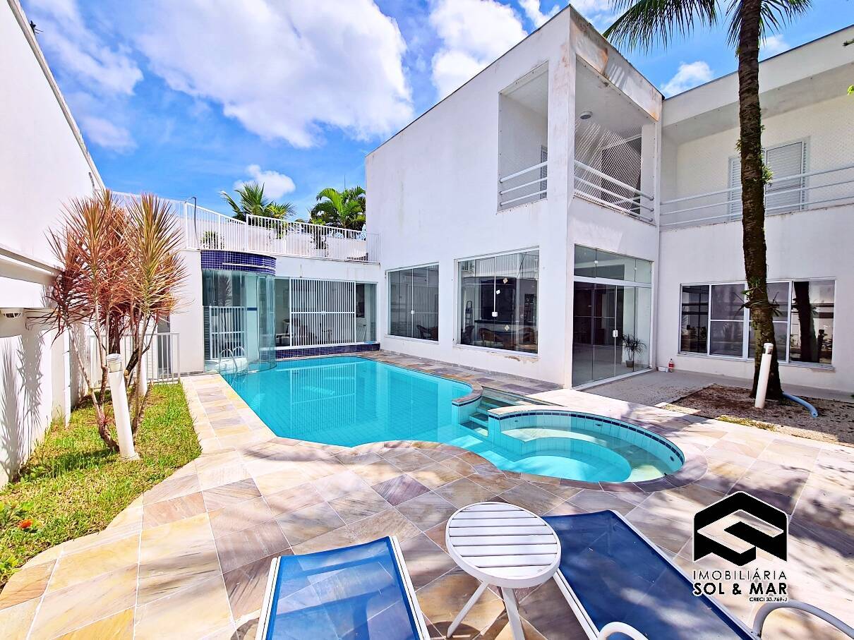 Casa de Condomínio para alugar com 7 quartos, 350m² - Foto 1