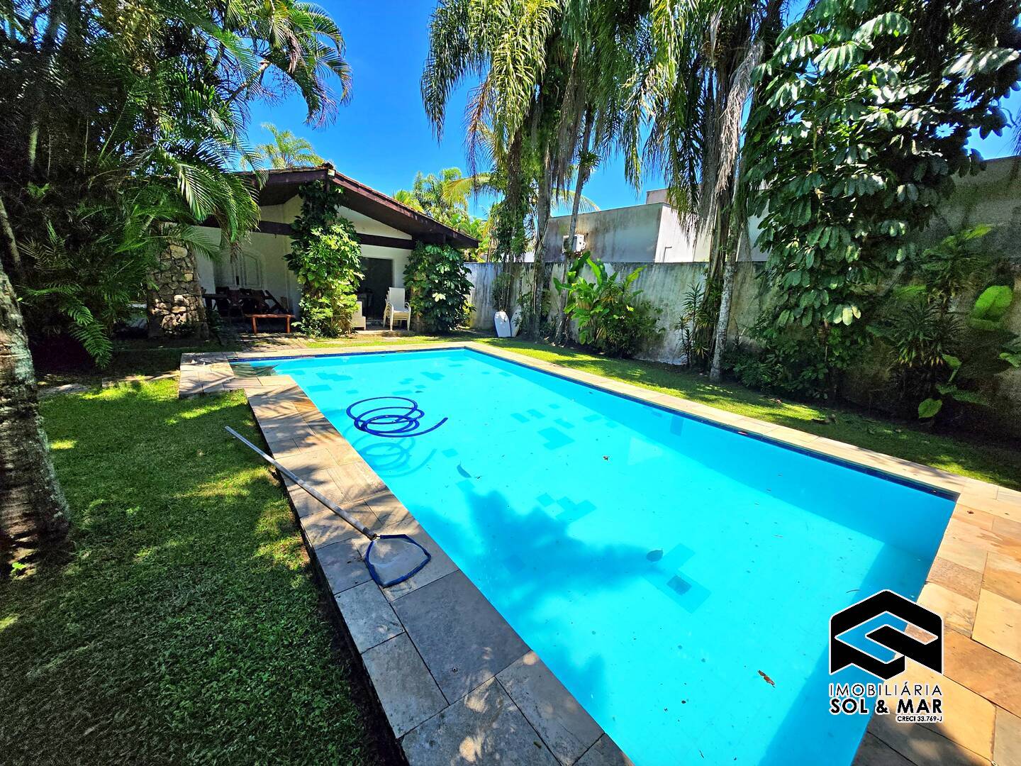 Casa de Condomínio à venda com 3 quartos, 250m² - Foto 1